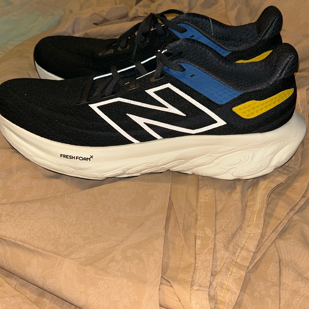 New Balance Men's Black and Blue Running Shoes